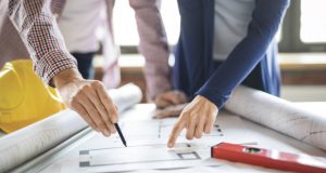 Contracting to Minimize Risk minimizing risk